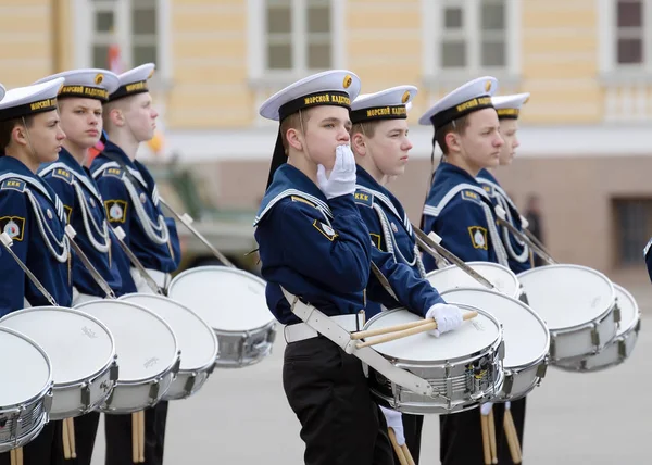 Geçit töreni için prova öğrenciler.