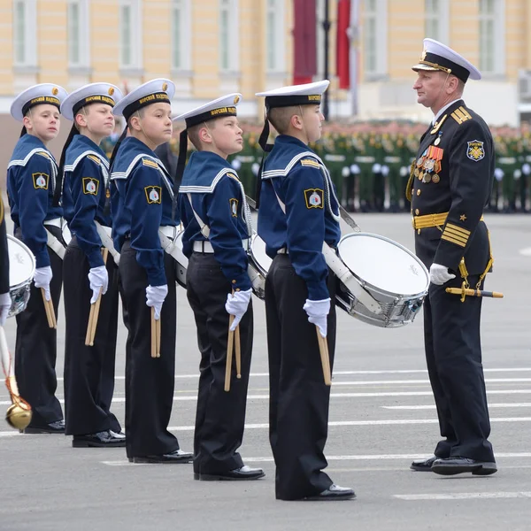 Geçit töreni için prova öğrenciler.
