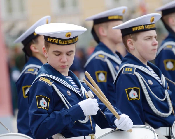 Geçit töreni için prova öğrenciler.