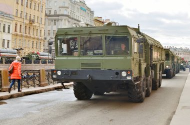 Sokaklarda askeri teçhizat.