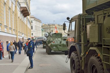 Sokaklarda askeri teçhizat.