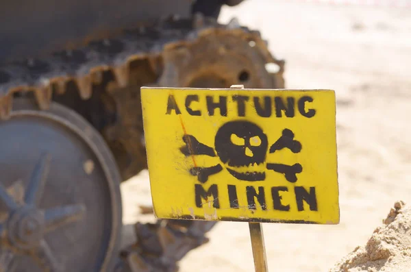 Plaque-Attention des mines . — Photo