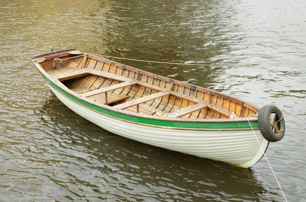 Barco de madeira para um passeio . — Fotografia de Stock