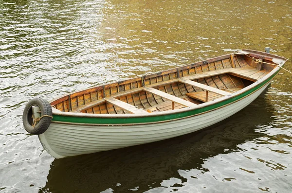 Barca de lemn pentru o plimbare . — Fotografie, imagine de stoc
