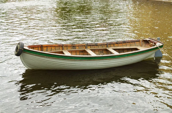 Деревянная лодка для прогулки . — стоковое фото