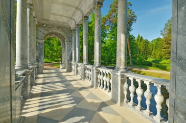 Gölde mermer köprü.