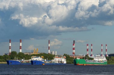 Savaş gemileriyle doğal peyzaj.