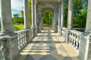 Gölde mermer köprü.