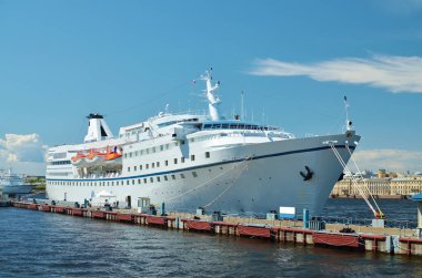 Turistik gemi iskelede.