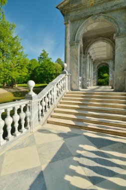 Gölde mermer köprü.