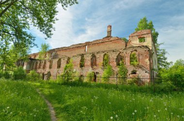 Eski çökmekte bina.