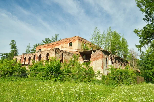 Старое рушащееся здание . — стоковое фото