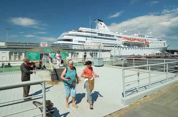 Touristen kamen auf Exkursion. — Stockfoto