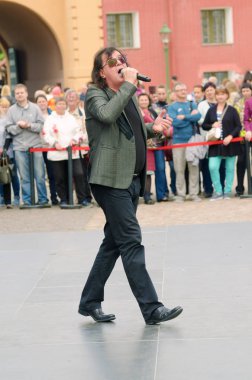 Şarkıcının konserinde.