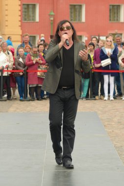 Şarkıcının konserinde.