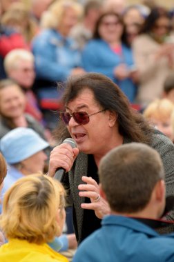 Şarkıcının konserinde.