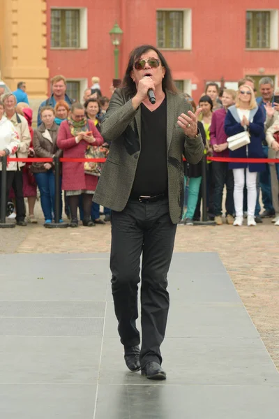 Şarkıcının konserinde.