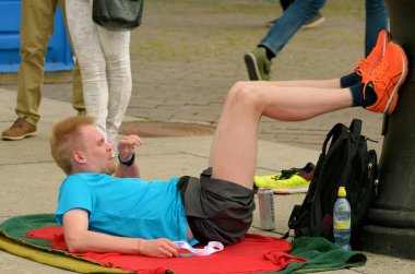 Sporcular maratondan sonra rahatla .