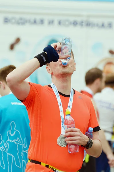 Athletes relax after the marathon . — Stock Photo, Image