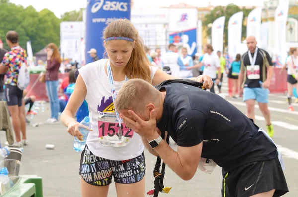 Sporcular maratondan sonra rahatla .