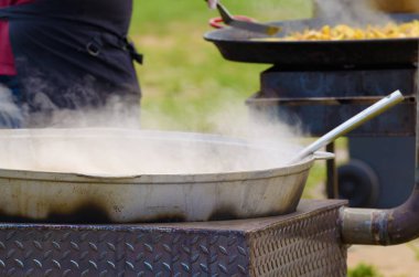 Lezzetli yulaf lapası hazırlanıyor.