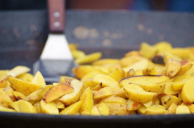 Tavada kızarmış patates ile.