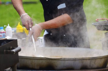 Lezzetli yulaf lapası hazırlanıyor.