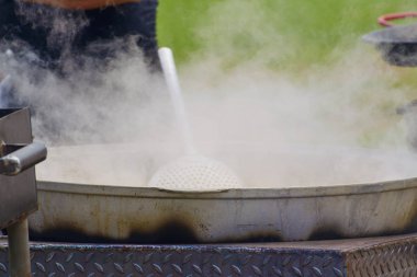 Lezzetli yulaf lapası hazırlanıyor.