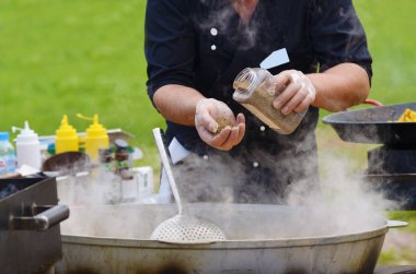 Lezzetli yulaf lapası hazırlanıyor.