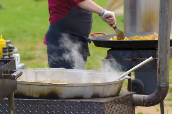 Lezzetli yulaf lapası hazırlanıyor.