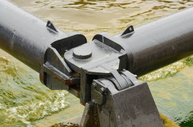 Kıyıya metal mount.