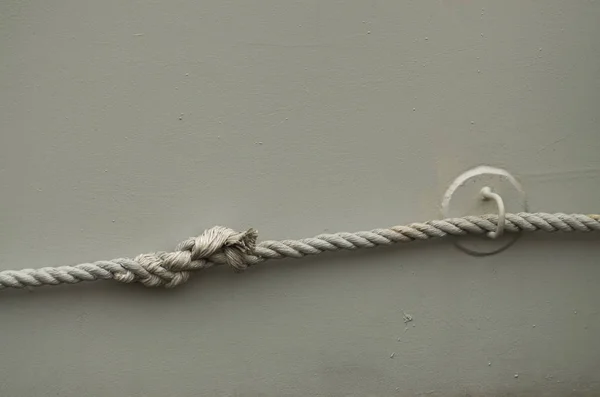 Cordas de arame de metal a bordo do navio . — Fotografia de Stock