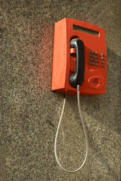 Röda telefonen på väggen. — Stockfoto