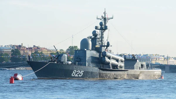 Geçit töreni St. Petersburg donanmada.