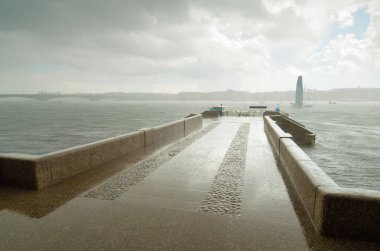 Granit pier Nehri üzerinde.