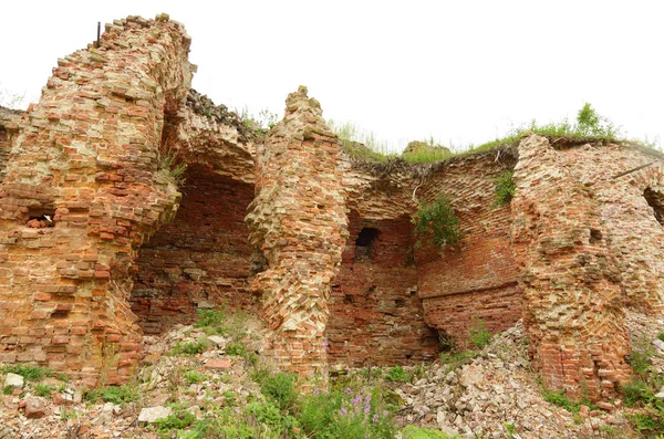 Le rovine di vecchi edifici . — Foto Stock