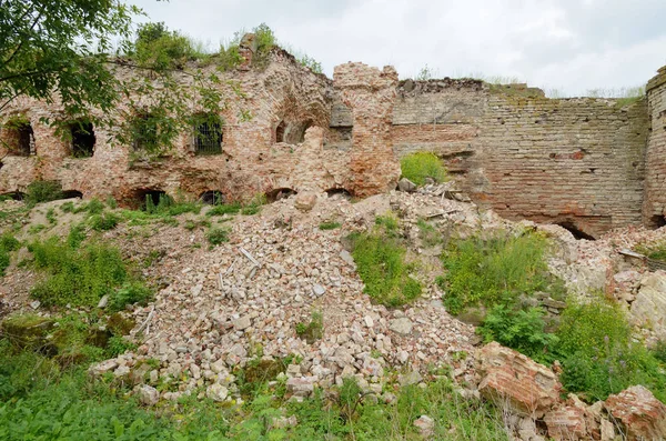 Le rovine di vecchi edifici . — Foto Stock