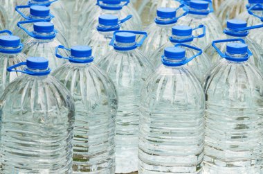 içme suyu şişeleri.
