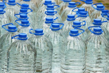 içme suyu şişeleri.