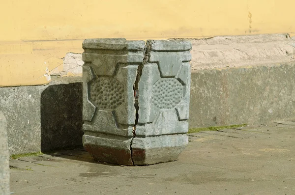 De urn staat op een stad straat. — Stockfoto