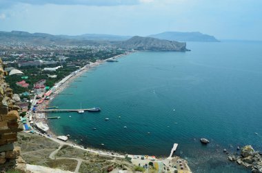 Dağlı deniz manzarası.
