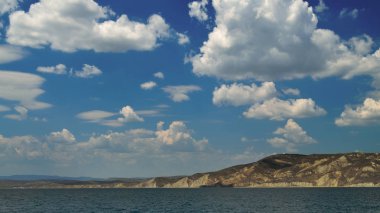 Dağlı deniz manzarası.