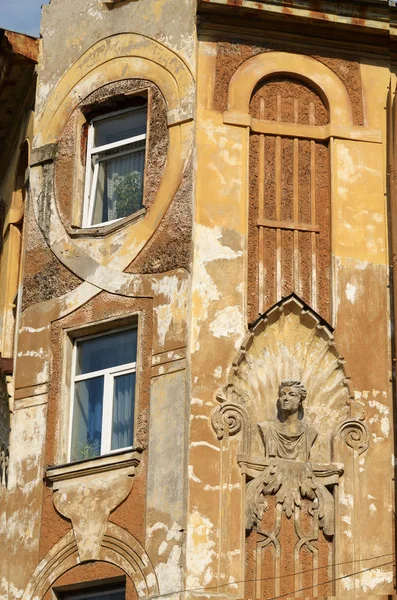 Le bas-relief sur le mur du bâtiment . — Photo