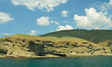 Dağlı deniz manzarası.