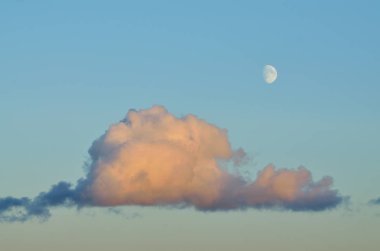 Mavi gökyüzünde bulut.