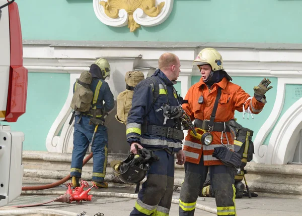 İtfaiye yangını söndürmek için.
