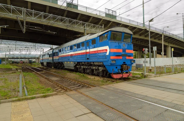 El tren se mueve sobre raíles . —  Fotos de Stock