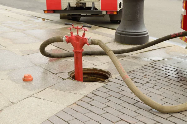 消火栓の水をサンプリングするためのデバイス. — ストック写真
