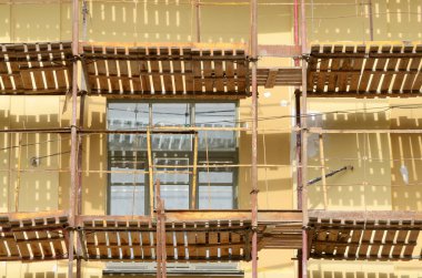 Evin cephesinde inşaat iskele.