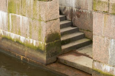 Dolgu granit ile karşı karşıya geldi.